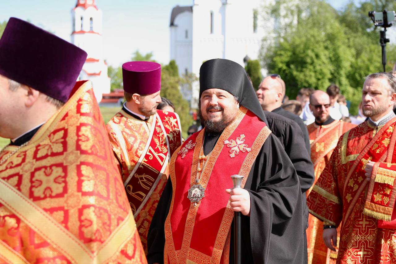 Епископ Несвижский Авксентий возглавил Литургию в приходе храма Покрова Пресвятой Богородицы города Минска