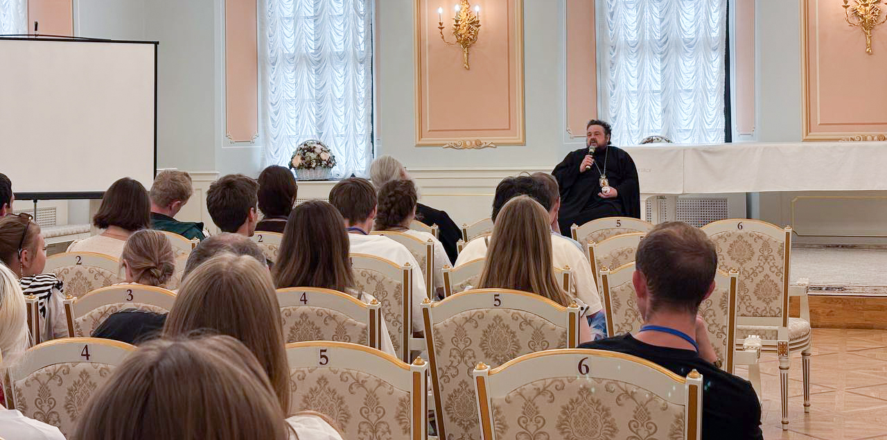 Встреча участников Летнего слета православной молодежи с епископом Авксентием состоялась в Несвижском замке