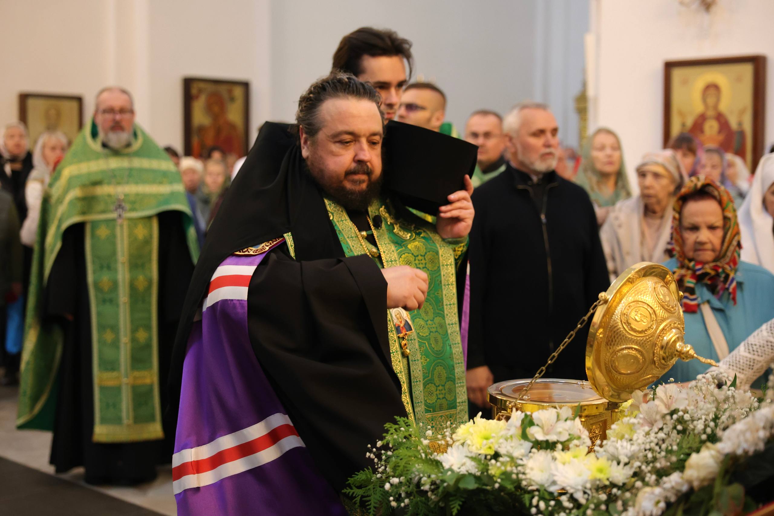 Епископ Авксентий возглавил молебен у ковчега с мощами святой блаженной Матроны Московской в приходе храма в честь иконы Божией Матери «Всех скорбящих Радость» г. Минска