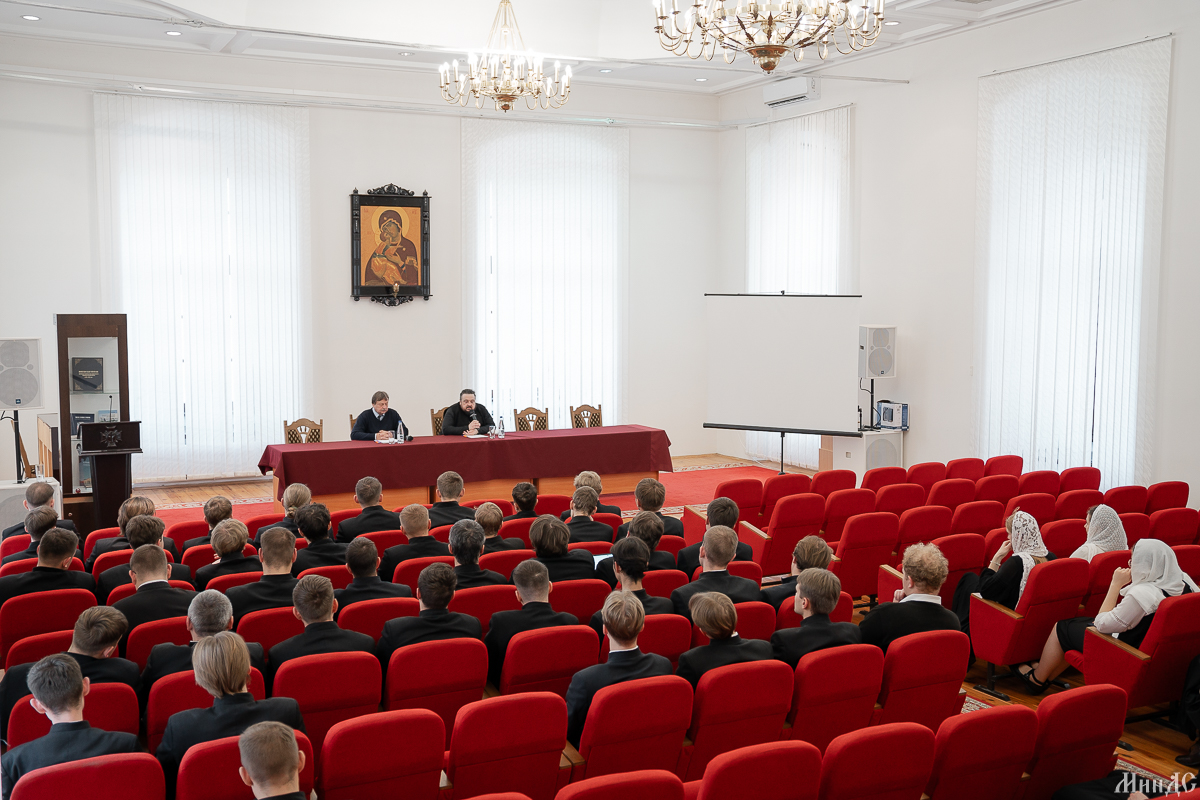 В Минской духовной семинарии прошла встреча студентов с епископом Несвижским Авксентием