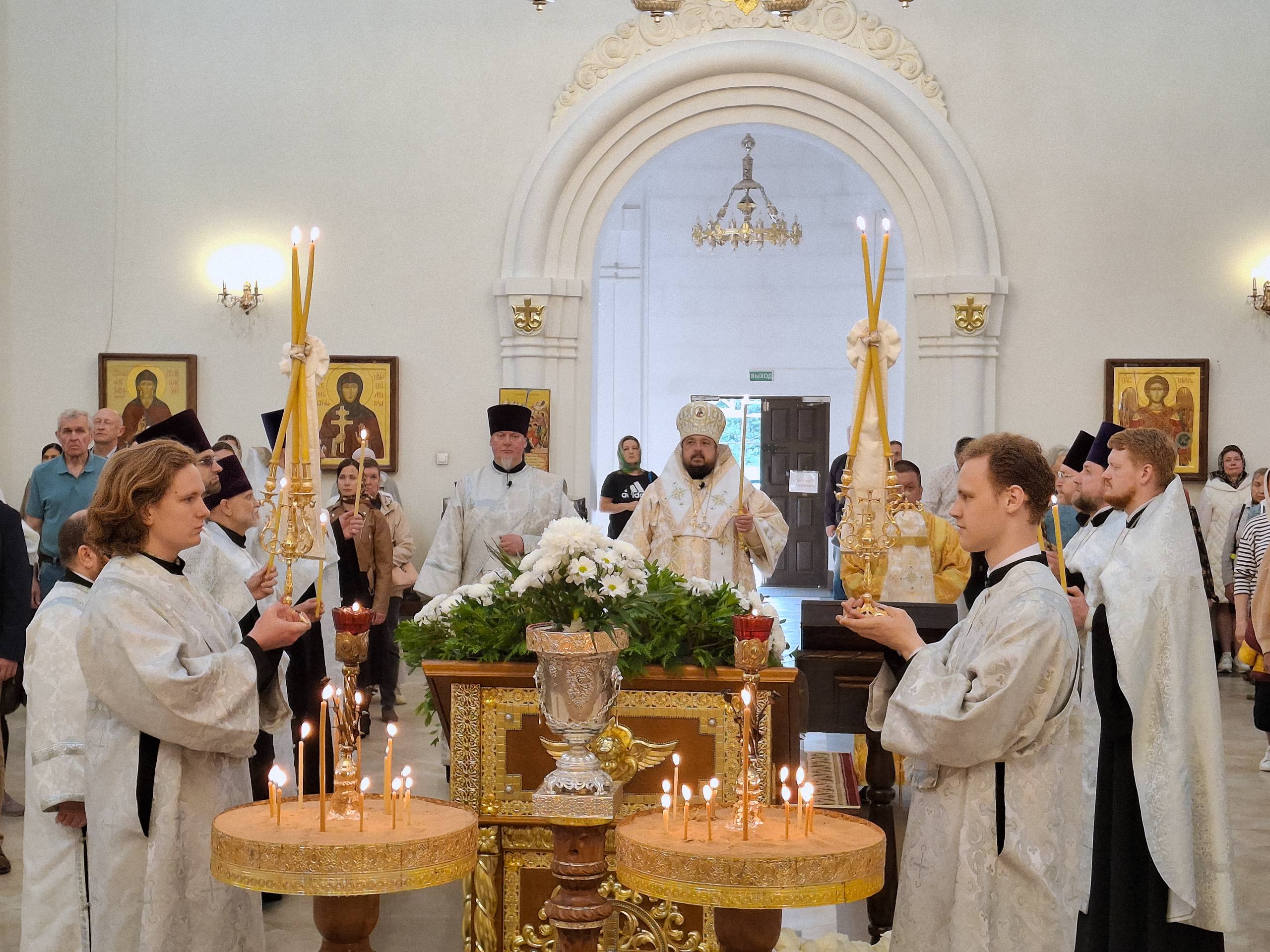 В канун дня памяти святителя Николая Чудотворца епископ Авксентий совершил Всенощное бдение в храме иконы Божией Матери «Всех Скорбящих Радость» г. Минска