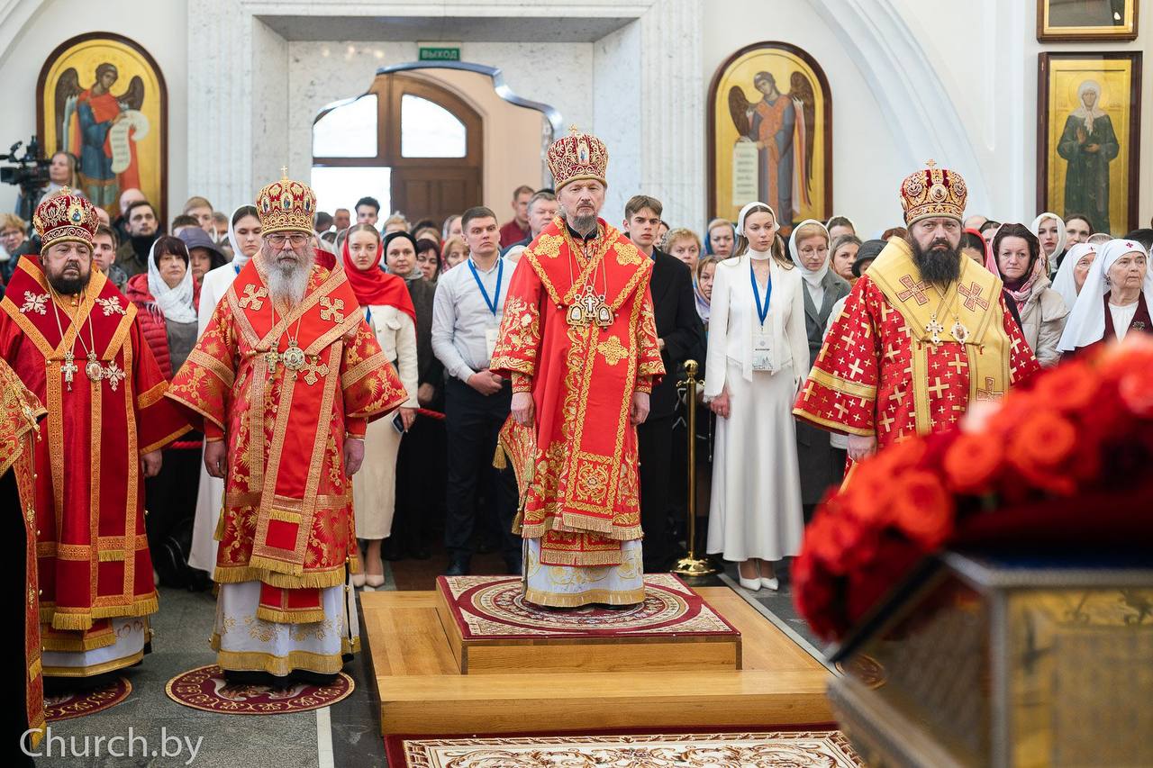 Епископ Авксентий сослужил Патриаршему Экзарху за Пасхальной вечерней