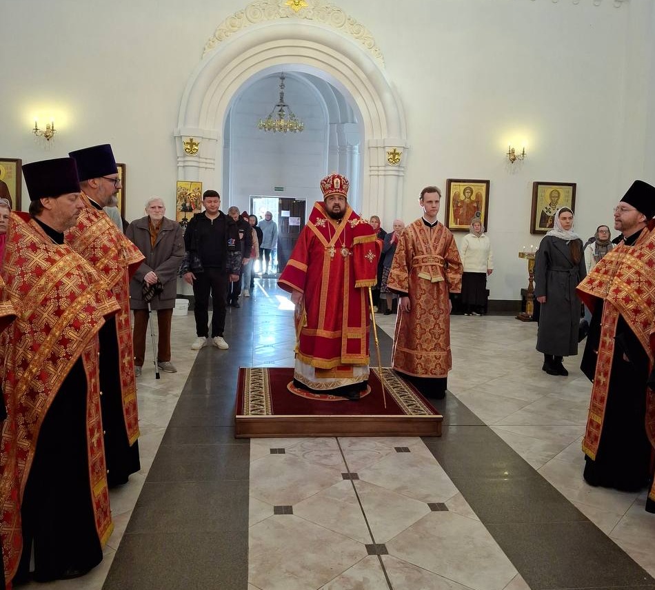 В канун Недели Антипасхи епископ Авксентий совершил всенощное бдение в храме иконы Божией Матери "Всех Скорбящих Радость" города Минска