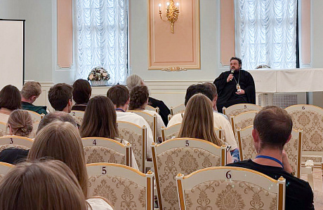 Встреча участников Летнего слета православной молодежи с епископом Авксентием состоялась в Несвижском замке