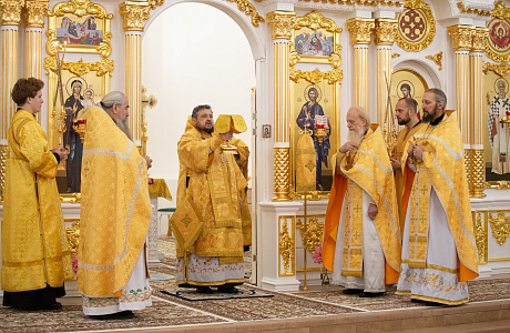В воскресный день и праздник святителей Московских епископ Авксентий совершил Литургию в соборе Рождества Пресвятой Богородицы Юровичского монастыря